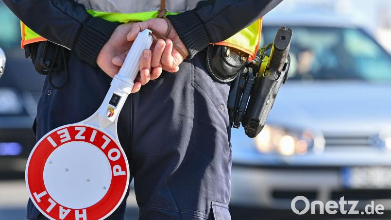 Die Polizei hat auf der Autobahn 3 in Niederbayern ein Auto kontrolliert und dabei etwa 65.000 Euro Bargeld gefunden. Symbolbild: Patrick Pleul/dpa-Zentralbild/ZB/Symbolbild
