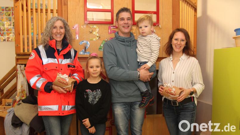Anja Thalhauser (rechts) und Andrea Hughes strahlen über die Spende von Christian Käs. Bild: pi