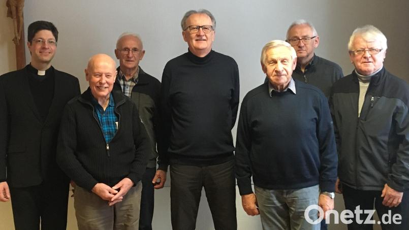 KAB Vorsitzender Franz Völkl (Zweiter von links), Pfarrer Georg Gierl (links) und der gesamte KAB-Vorstand danken Josef Wismet (Vierter von links) für die arbeitsrechtliche und sozialrechtliche Rechtsberatung für KAB-Mitglieder in Flossenbürg. Bild: cro