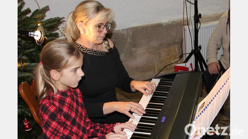Lucia Stelzer begleitete ihre Schülerin Amelie Veigl am Klavier. Bild: Wolfgang Hübner/exb