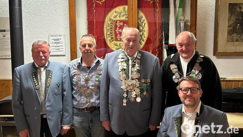 Königsproklamation bei den Feuerschützen: (von links) Schützenmeister Kurt Falk, 1. Ritter Karl Hajek, Schützenkönig Herbert Bauer, 2. Ritter Klaus Staszek und Oberschützenmeister Jürgen Weiß. Bild: Martin Lange/exb