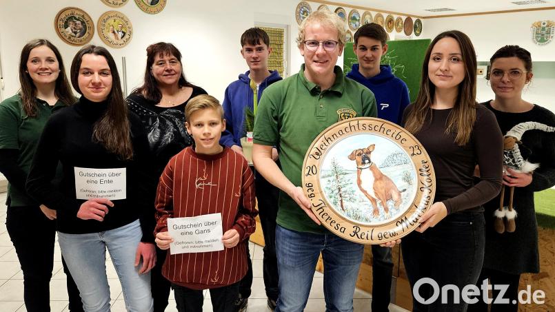 Scheibenstifterin Theresa Reil (rechts, vorne) und (links daneben) der Gewinner Markus Koller. Außerdem sind auf dem Bild die Gewinner und Platzierten auf die Glücksscheibe und (links) Sportleiterin Bettina Robl. Bild: R. Kreuzer