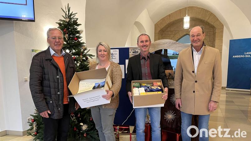 DAGA-Präsident Helmuth Wächter (von links) überreichte die Päckchen an Heike Birner und Georg Jobst vom Landratsamt Amberg-Sulzbach. Begleitet wurde er vom neuen Schatzmeister des DAGA, Herbert Meier. Bild: Christine Hollederer/exb