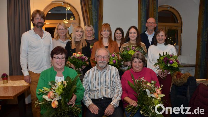 Sieglinde Feselmeier aus Waldthurn (vorne, links) und Maria Tischler aus Vohenstrauß (vorne, rechts) nehmen Seniorchef Apotheker Franz Wolf in ihre Mitte. Seit 50 Jahren sind sie feste und treue Stützen in den Vohenstraußer Apotheken. Franz und Regina Wolf (links) und Martin Wolf (Zweiter von rechts) ehren die beiden Mitarbeiterinnen ganz besonders. Bild: dob
