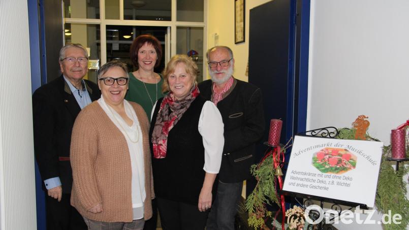 Über 2300 Euro Spende überreichten Petra Frischholz, Gabriele Striegl und Caroline Kett (von rechts) an Reinhold Schwarzmeier (rechts) und Karl Wildenauer (links) von der Neustädter Musikschule. Bild: prh