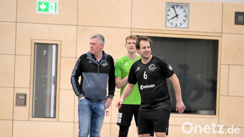 Seine Mannschaft ist noch sieglos, dennoch hat VC-Spielertrainer Florian Birner (rechts) gut lachen. Vielleicht klappt es gegen Schwaig mit dem ersten Saisonsieg. Bild: Hubert Ziegler