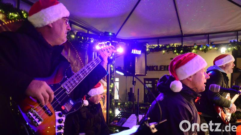 Die &quot;Strandläufer&quot; aus Amberg bei ihrem Auftritt auf dem Christkindlmarkt in Weiden. Bild: Kunz