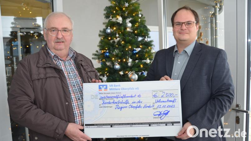 PSZ-Finanzchef Stefan Brandmiller (rechts) übergibt den Spendenscheck der Firma PSZ Electronic in Höhe von 2500 Euro an den Vorsitzenden der Kinderkrebshilfe in der Region Oberpfalz Nord, Herbert Putzer. Bild: dob
