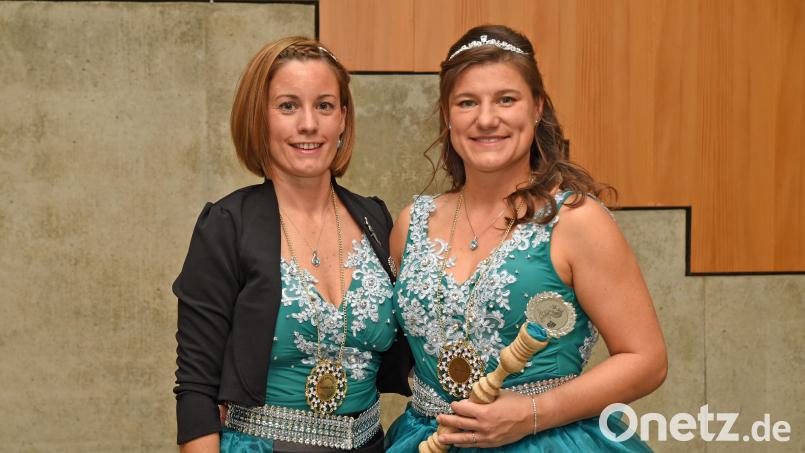 Das Plößberger Prinzessinnen-Paar Sandra Hopf und Stephanie Busl verbindet die Liebe zu Fasching und ihre Liebe zueinander. Die Frauen sind seit sieben Jahren ein Paar und dürfen in der Jubiläumssession 2023/2024 der Faschingsgesellschaft Plößberg regieren. Bild: gb