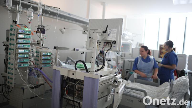Mitarbeiter des Klinikums Weiden pflegen seit gut acht Wochen eine Frau auf der Intensivstation, die aus ärztlicher Sicht als hirntot gilt. Im Bild ist eine Pflegesituation auf der Intensivstation eines Klinikums in Hamburg zu sehen. Symbolbild: Angelika Warmuth