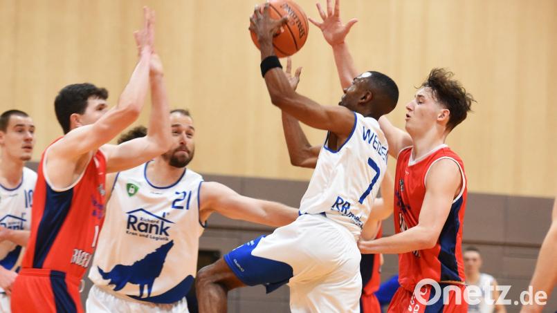 Einer der Weidener Punktgaranten ist Chris Hill (Nummer 7, im Spiel gegen Regensburg). Ihn müssen die Gäste aus Neustadt in Schach halten. Bild: G. Büttner