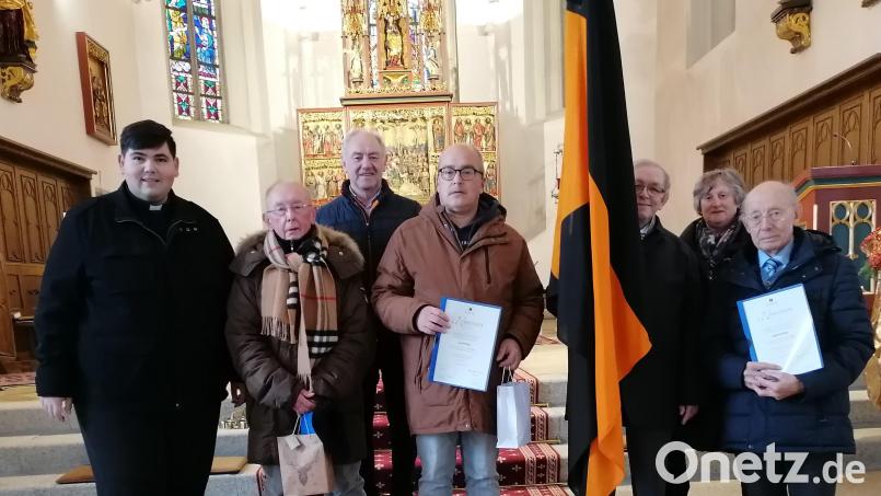 Die Kolpingsfamilie ehrte langjährige Mitglieder. Im Bild: (von links) Kaplan und Präses Ramon Rodriguez, Klaus Döbereiner, Herbert Konrad, Josef Weigl, Werner Berr und Karl Scheidler. Bild: kod