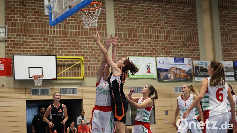 Katharina Anderle (im Angriff) machte an der Seite von DJK-Topscorerin Monika Fohringer eine starke Partie. Bild: Dieter Jäschke