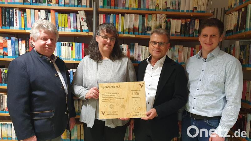 2000 Euro spenden Erich (links) und Michael Sperber (rechts) von der Firma Volante für die Neugestaltung der Stadtbücherei. Darüber freuen sich Bürgermeister Karlheinz Budnik und Büchereileiterin Kathrin Stangl. Bild: Lowak