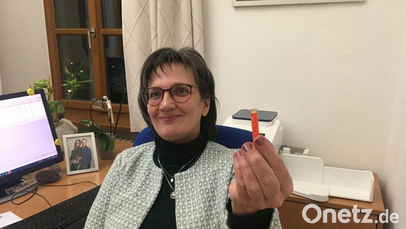 Der orangefarbenen Gegenstand, den Waltraud Schießl in Händen hält, ist ein Typenreiniger für Schreibmaschinen. Braucht heutzutage keine Mensch mehr. Sie hat noch drei. Bild: ihl