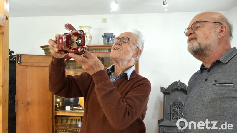 Museumsleiter Manfred Klöble (links) und der Erbendorfer Seniorenbeauftragte Roland Lochner bewundern den kleinen Miniatur-Porsche. Das tolle Spielzeug für große und kleine Jungs gehört zu einer Sonderausstellung mit Spielzeug von früher, die aktuell im Heimat- und Bergbaumuseum gezeigt wird. Bild: ubb