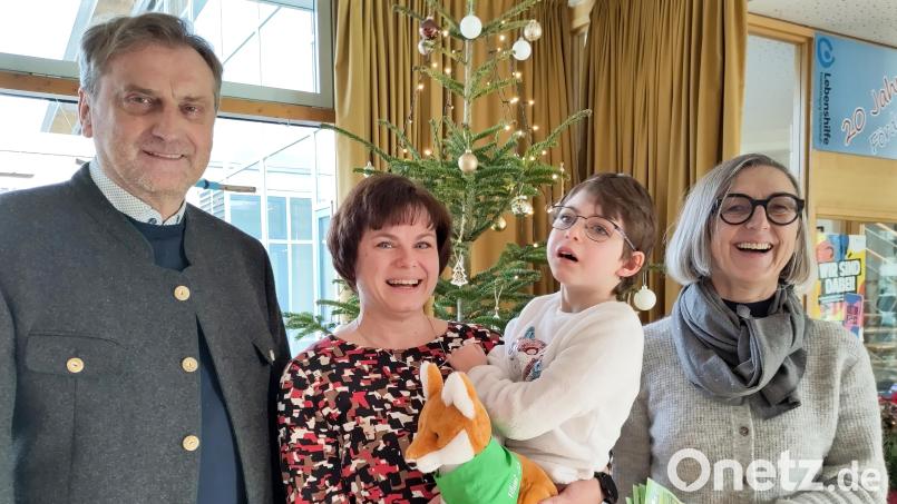 Berthold Kellner und Monika Höllerer vom Oberpfalzverein zahlen der kleinen Jule Kriegelsteiner eine Therapiewoche im Osteopathischen Kinderzentrum Filumi in Bad Alexandersbad. Bild: Lebenshilfe KV Tirschenreuth/exb