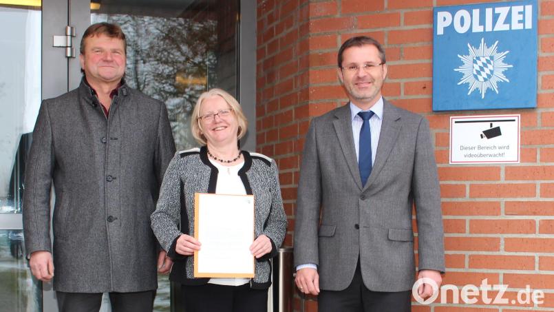 So sieht eine Heldin aus: Gisela Hofmann (Mitte) hat Telefonbetrügern ein Schnippchen geschlagen. Mit auf dem Bild sind Kriminalhauptkommissar Peter Meier (links) und der Leiter der KPI Amberg, Gerhard Huf. Bild: Polizeipräsidium Oberpfalz