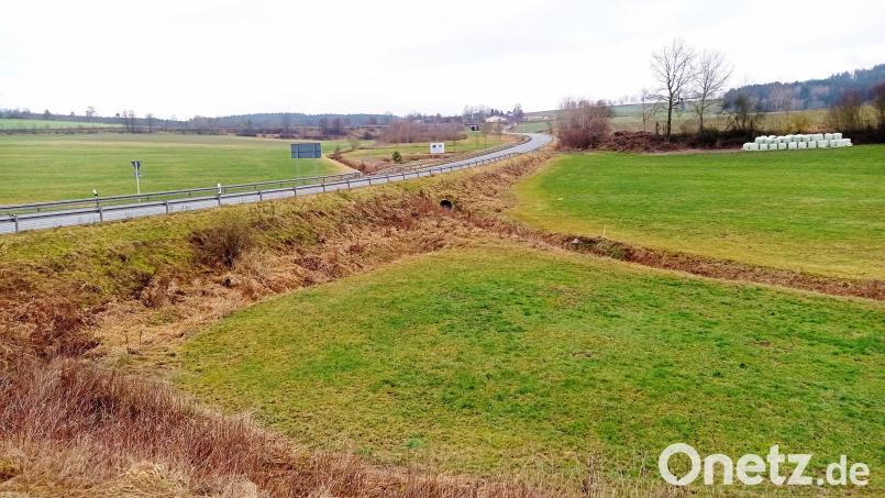Das neue Gewerbegebiet erstreckt sich links und rechts der Staatsstraße 2170 bis zur Bahnlinie bei Lengenfeld. Bild: fpoz
