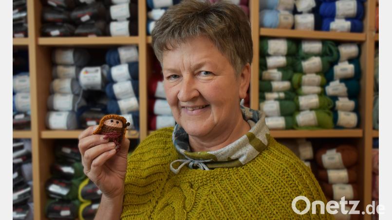 Sigrid Heindl hat immer wieder neue kreative Ideen, die sie sofort aus Wolle oder Baumwollgarn umsetzt. Dieser kleine Josef birgt eine Überraschung. Bild: ubb