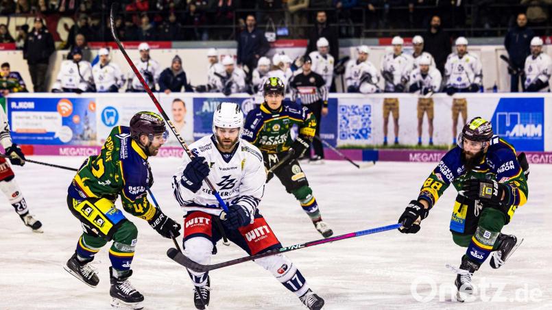 Die Blue Devils Weiden und der Deggendorfer SC lieferten sich am Freitag ein hochklassiges Spitzenspiel. Hier setzt sich &quot;Beppi&quot; Eberhardt (weißes Trikot) gegen die Deggendorfer Carter Popoff (links) und Marcel Pfänder durch. Bild: Werner Moller
