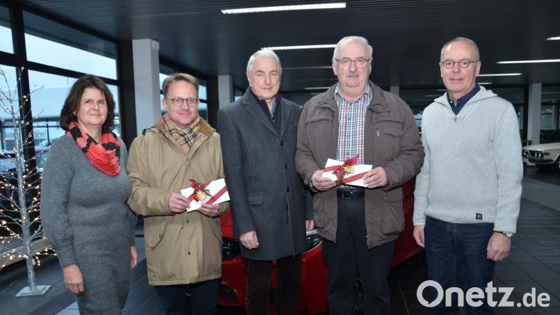 Evi (links) und Siegmund Grieb (rechts) vom gleichnamigen Autohaus spenden je 1500 Euro an die Katholische Kindertagesstätte Don Bosco und an die Kinderkrebshilfe. Dekan Alexander Hösl, Kirchenpfleger Günter Hassmann und Herbert Putzer (von links) nehmen die Spenden dankbar an. Bild: dob