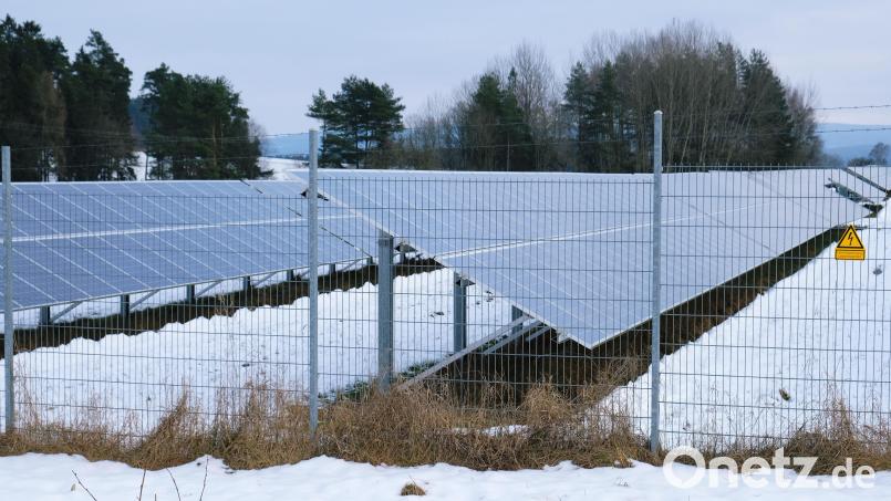 Mit einem Satzungsbeschluss für den vorhabenbezogenen Bebauungsplan Solarpark Sassenreuth stellt der Marktrat die Weichen für den Bau einer weiteren PV-Freiflächenanlage in der Größenordnung von zehn Hektar Modulfläche. Bild: do
