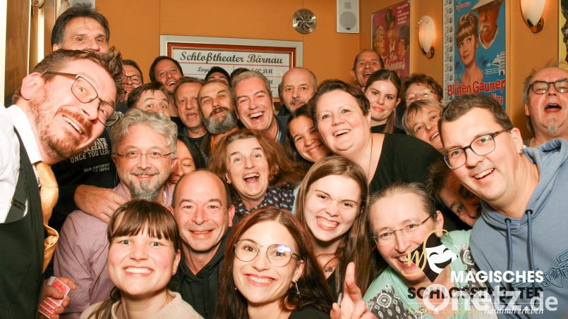 Die Firma Mühlmeier aus Bärnau ehrte mehrere langjährige Mitglieder bei seiner Weihnachtsfeier. Diese fand im „Magischen Schlosstheater“ bei Zauberkünstler Marco Knott statt. Im Foyer entstand ein Gruppenfoto. Bild: Magisches Schlosstheater/exb