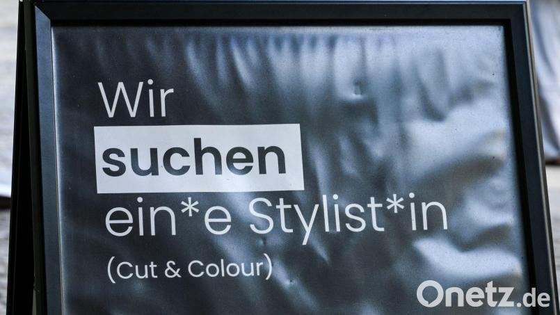 Auf einem Schild wird gendergerecht eine Stylistin beziehungsweise ein Stylist gesucht. In Bayern ist gendern egal. Es soll bald ein Genderverbot gelten. Symbolbild: Jens Kalaene/dpa