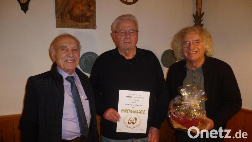 Dank für die langjährige Treue und Unterstützung sagen Regionalbetreuer Bernhard Hübl (rechts) und OV-Vorsitzender Bernhard Hartmann zum Jubilar Gerhard Gollwitzer (Mitte). Bild: bk