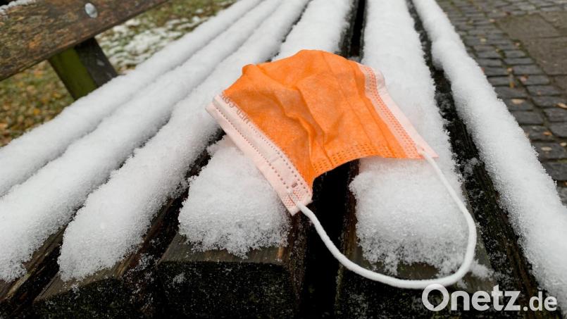 Die Maskenpflicht ist längst gefallen, doch viele Menschen rätseln: Sollte ich auch in der Erkältungszeit in bestimmten Situationen eine Maske tragen, um mich oder andere vor Infektionen zu schützen? Bild: Gabi Schönberger