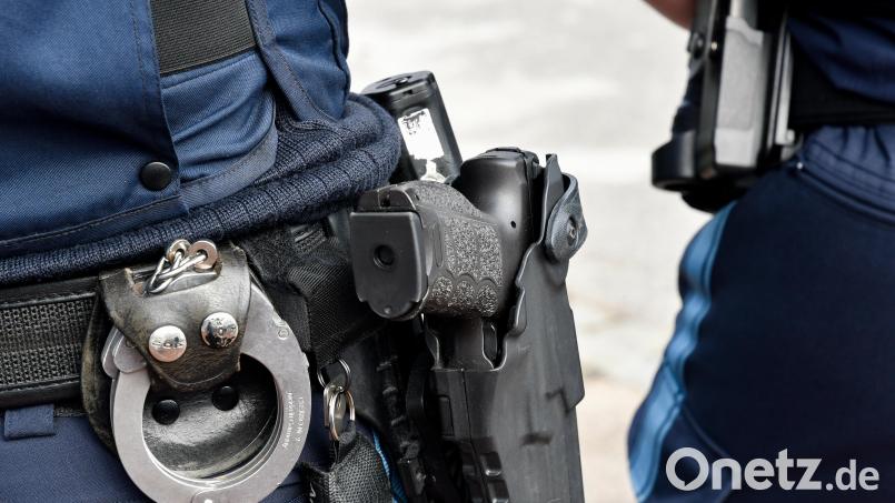 Beamte der Polizeiinspektion Weiden rücken in einer Nacht gleich zweimal zu einer Bar in Weidens Altstadt aus. Dort nehmen sie einen Gast in Gewahrsam. Bild: Petra Hartl