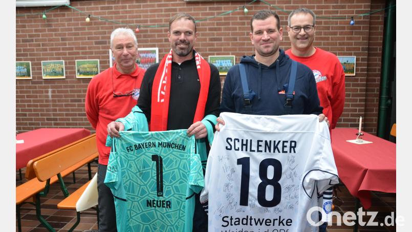 Michael Gösl aus Roggenstein (Zweiter von links) und Andreas Sax aus Böhmischbruck (Zweiter von rechts) liefern die Höchstgebote für die Trikots ab. Der Bayern-Fanclub mit Vorsitzendem Josef Maier (rechts) und Vereinsmitglied Frank Matychowiak (links) bietet ein von Manuel Neuer getragenes Trikot. Bild: dob