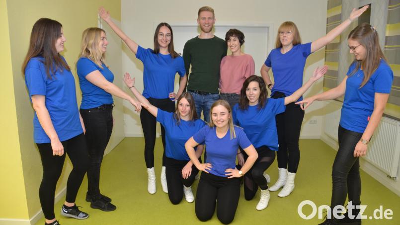 Die Gardetrainerinnen Theresa Kraus, Daniela Fleißner (von links) und Nicole Rösch (rechts) geben den Gardemädels Anweisungen. Das Prinzenpaar Anna Gollwitzer und Matthias Stangl (Mitte) freut sich bereits riesig auf die närrischen Tage. Auf dem Bild fehlt Gardemädel Sam Seifert. Bild: dob