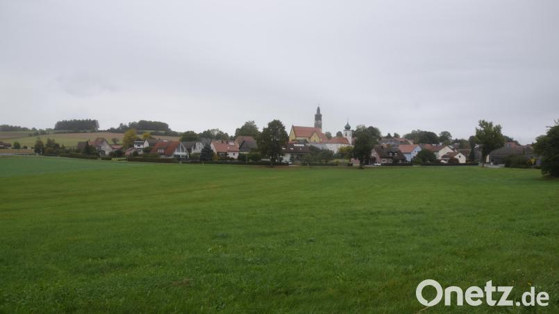 Westlich von Püchersreuth werden 27 Bauplätze in drei Reihen parallel zur Ilsenbacher Straße geplant. Das Interesse an Bauwilligen ist groß. Bild: fz