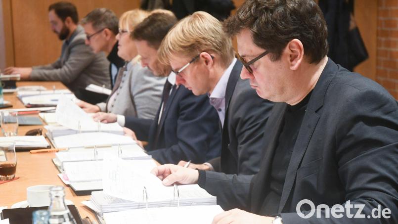 Für Baudezernent Oliver Seidel (rechts, hier bei den Haushaltsberatungen) wird ein Nachfolger gesucht. Bild: Gabi Schönberger
