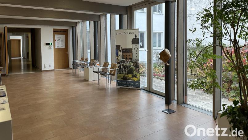 Damit das großzügige Foyer im Vilsecker Rathaus erhalten bleibt und weiter für Ausstellungen und Veranstaltungen genutzt werden kann, beschließt der Stadtrat, den Aufzug im Innenhof zu bauen. Bild: Stefanie Gradl