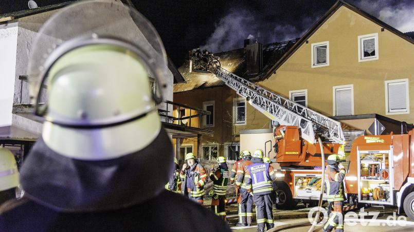 Die Feuerwehrleute öffnen das mit Faserzementplatten gedeckte Dach. Bild: Hösamer