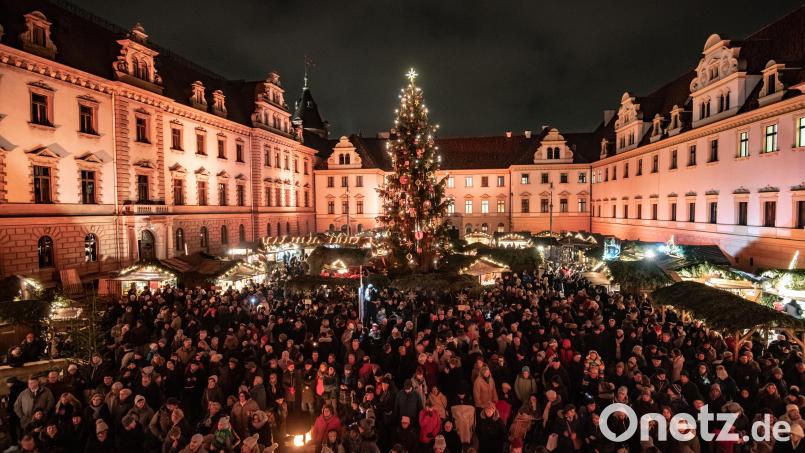 Weihnachtsmärkte werden heuer eher als Event gefeiert. Dazu gehört viel Beleuchtung, Kulinarisches und Kunsthandwerk – wie beim Romantischen Weihnachtsmarkt Thurn und Taxis in Regensburg. Archivbild: Armin Weigel/dpa