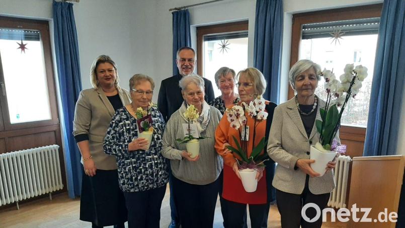 Ehrungen standen beim Frauenbund Hl. Dreifaltigkeit Amberg auf der Tagesordnung: (vorne von links): Anneliese Schulz, Elisabeth Mosner, Johanna Meier und Ingrid Ederer. Hinten von links: Kerstin Aufschneider, Pfarrer Josef Irlbacher und Ursula Peichl. Bild: Kaplan Mathias Strätz/exb