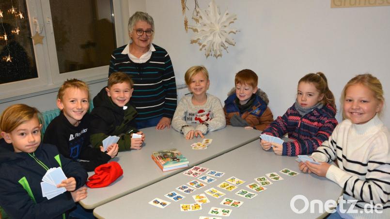 Täglich ist Theresia Heinrich ab 6.45 Uhr in der Grundschule Pechbrunn anzutreffen, wo sie Schüler bis zum Unterrichtsbeginn betreut. Auf dem Programm stehen als Zeitvertreib meist Spiele, wie hier in dieser Szene ein Kartenspiel. Bild: jr