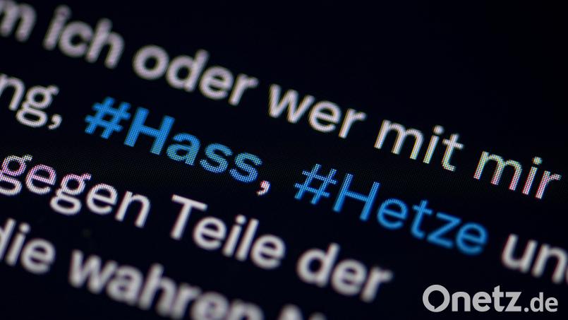 Auf dem Bildschirm eines Smartphones sieht man die Hashtags Hass und Hetze in einem Twitter-Post. Symbolbild: Fabian Sommer/dpa
