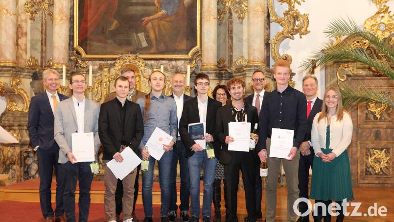 Die ausgezeichneten Absolventen der Amberger Fakultäten Maschinenbau/Umwelttechnik sowie Elektrotechnik, Medien und Informatik posierten mit den Gebern der Förderpreise für ein Gruppenfoto. Bild: Wiesel/OTH Amberg-Weiden/exb