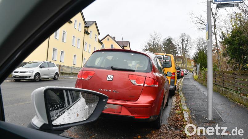 An der Einmündung der Dostlerstraße in Amberg in die Steingutstraße wird sehr weit herunter geparkt. Dadurch ist der Blick versperrt. Bild: Petra Hartl