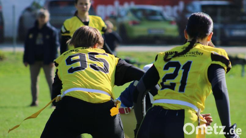 Das Ziehen einer Flagge ersetzt bei Flag-Football die Tackles. Bild: Michael Sandner/Mad Bulldogs