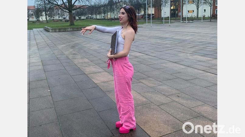 Die Planungen laufen auf Hochtouren: Larissa Gmeiner steht auf dem Stockerhutplatz und überlegt sich wie der von ihr geplante Weihnachtsmarkt aussehen soll. Am 21. Dezember soll dieser dort stattfinden. Bild: Larissa Gmeiner