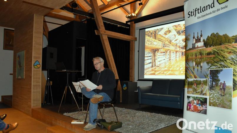 Jürgen Neumann hat in Waldsassen seine Kindheit und Jugend verbracht, mit seiner Familie lebt er seit langem in Augsburg. „Das Stiftland“ – so lautet der Titel des Leitartikels, den der Filmemacher bei der Buchvorstellung vortrug. Bild: ubb