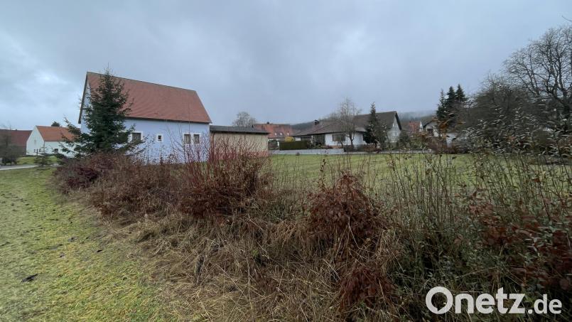 Hier hinter dem Rathaus in Schwend soll 2024/25 eine zweigruppige Kinderkrippe entstehen. Bild: ge