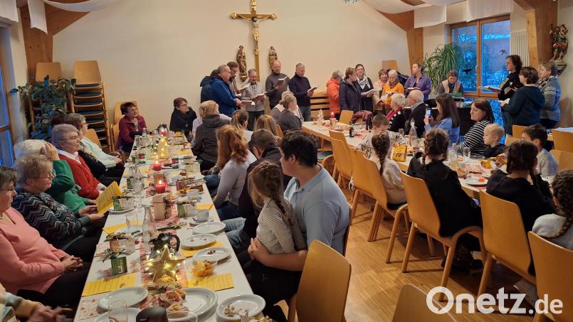 Viele Besucher folgen der Einladung des Pfarrgemeinderats und des Kirchenchors zum adventlichen Nachmittag. Bild: Niebauer/exb