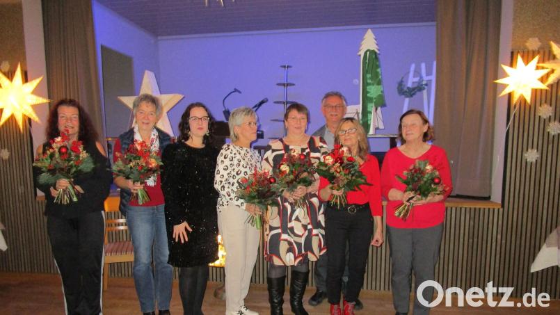 Ehrungen und Verabschiedungen im Caritas-Marienheim (von links): Daniela Donhauser, Irene Drechsler, Pflegedienstleiterin Susanne Frey, Gabriele Geißler, Rosa Zahn, Heimleiter Wolfgang Rattai, Ursula Kokot und Monika Bauer. Bild: Marienheim/exb